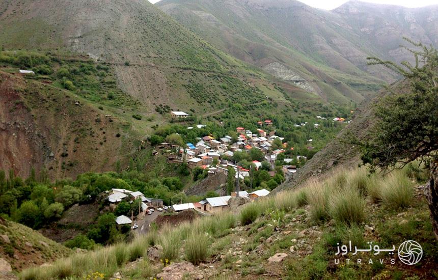روستای «مورود» کرج؛ روستایی واقع در یک دره‌ی سرسبز که با چند کوه محاصره شده‌است.